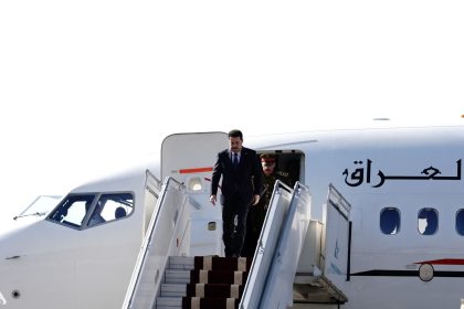 السوداني يصل إلى الكويت ويقدم واجب العزاء في وفاة أمير البلاد