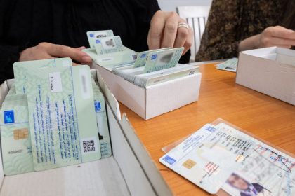 المفوضية تعلن استمرار توزيع بطاقات الناخبين حتى السادسة من مساء اليوم