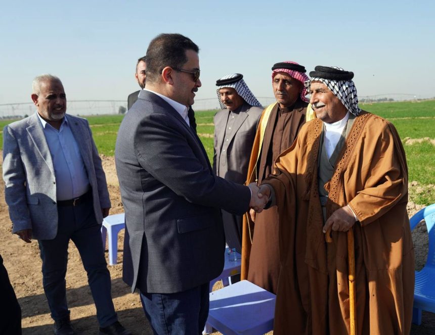 السوداني يؤكد دعم الحكومة للفلاحين ومخرجات العملية الزراعية ويشدد على استخدام منظومات الرّي الحديثة