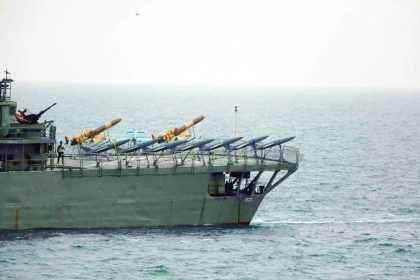 مدمرة ايرانية تدخل البحر الأحمر عبر مضيق باب المندب