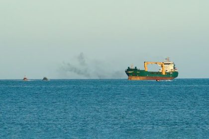 هجوم صاروخي جديد يستهدف سفينة قبالة سواحل اليمن