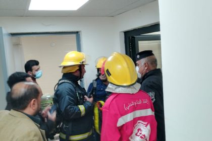 بالصور..  إنقاذ عاملين فاقدين للوعي من داخل فتحة للصرف الصحي في مستشفى الرمادي