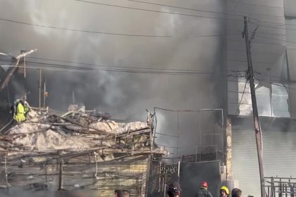 حريق يلتهم عدداً من المحلات والعجلات في مول شرقي بغداد