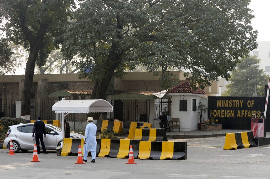 إيران وباكستان تستأنفان العلاقات الدبلوماسية وعودة السفيرين