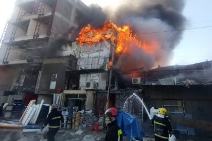 إخماد حريق اندلع داخل مخزن للمواد الانشائية في منطقة الكرادة ببغداد