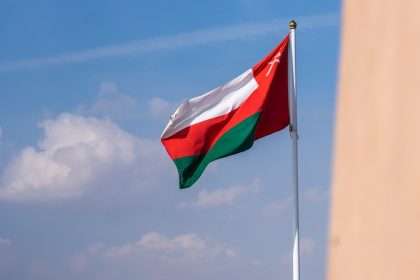 سلطنة عُمان تؤكد عدم جدوى الهجمات الأمريكية على مواقع في العراق وسوريا