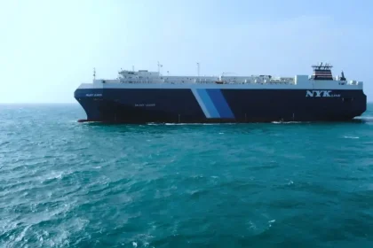 الحوثيون يعلنون استهداف سفينة بريطانية في البحر الأحمر