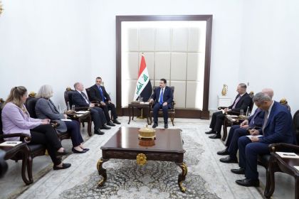 السوداني يستقبل السيناتور الأمريكي كريستوفر كونز