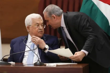 رئيس الوزراء الفلسطيني يقدم استقالة الحكومة إلى الرئيس عباس