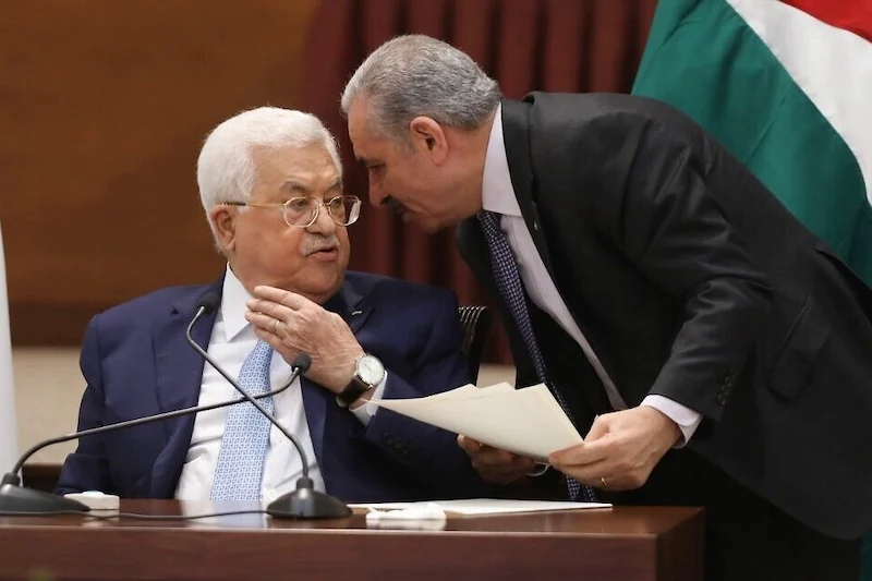 رئيس الوزراء الفلسطيني يقدم استقالة الحكومة إلى الرئيس عباس