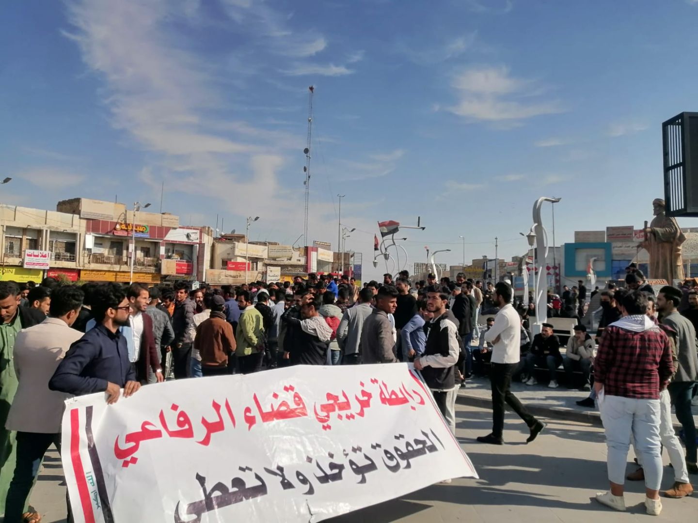 بالصور.. الخريجون يتظاهرون في ساحة الحبوبي للمطالبة بالتعيينات