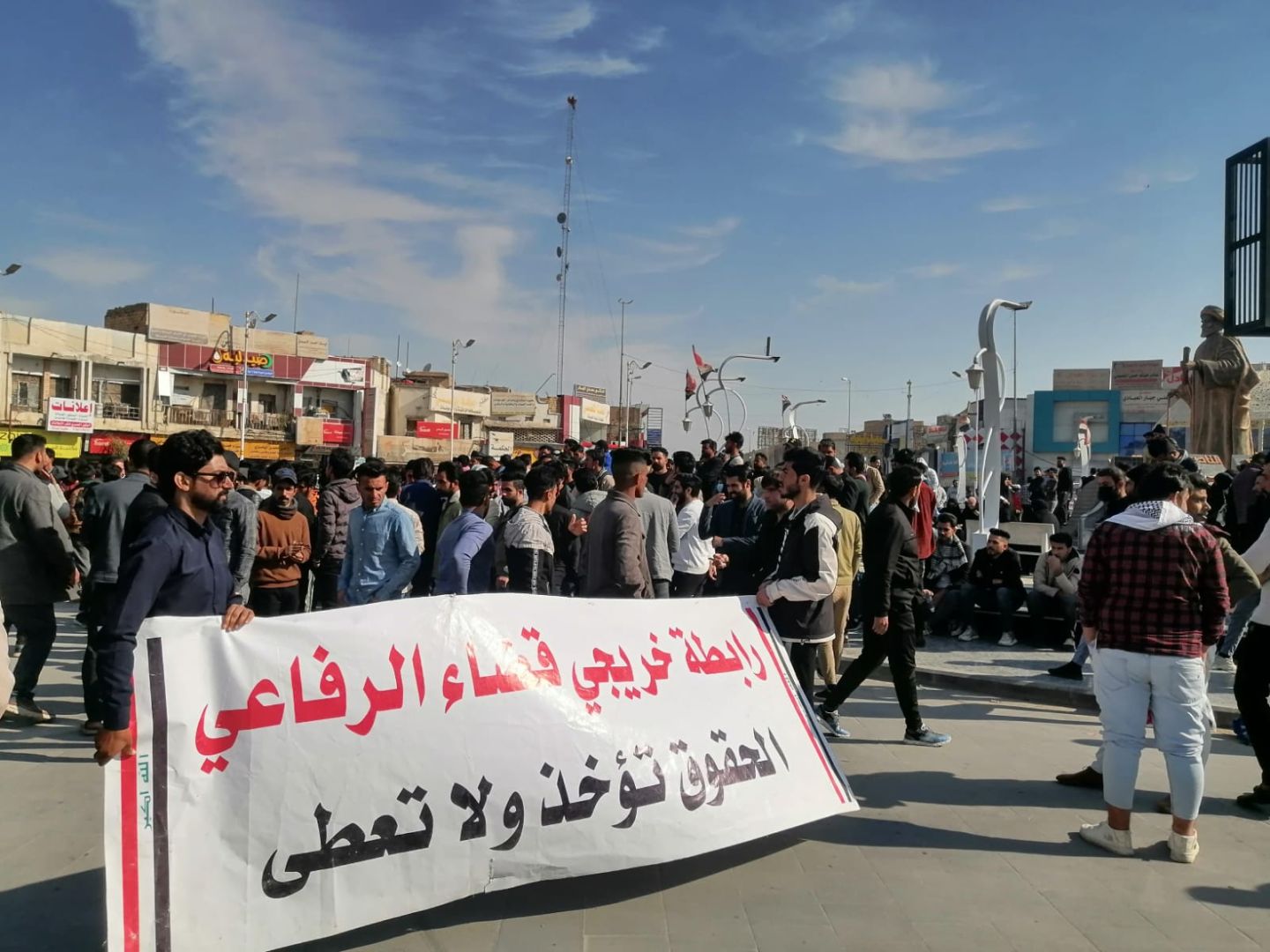 بالصور.. الخريجون يتظاهرون في ساحة الحبوبي للمطالبة بالتعيينات
