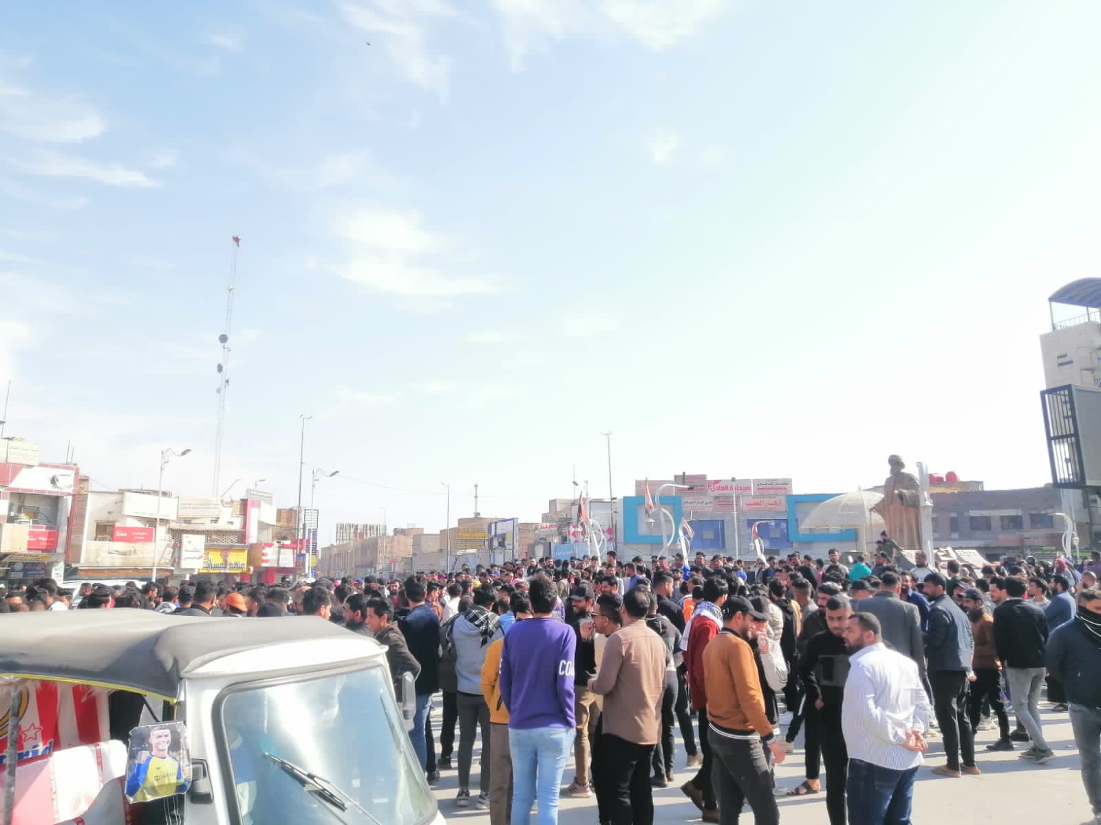 بالصور.. الخريجون يتظاهرون في ساحة الحبوبي للمطالبة بالتعيينات