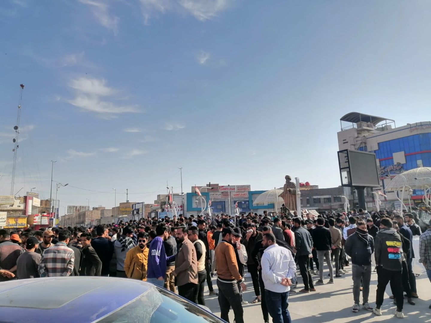 بالصور.. الخريجون يتظاهرون في ساحة الحبوبي للمطالبة بالتعيينات