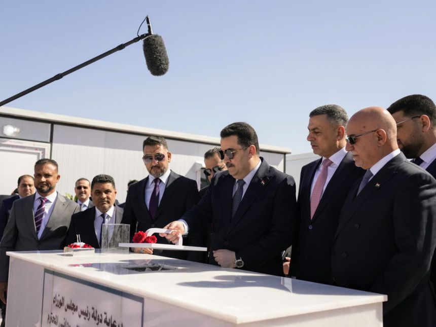 السوداني يضع حجر الأساس لمشروع أعمال تطوير البنى التحتية في قضاء المدينة بالبصرة