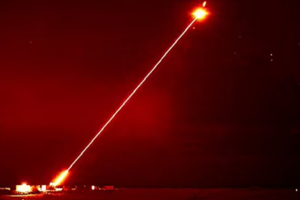 بريطانيا تكشف عن سلاح يمكنه تفجير الطائرات المسيرة والصواريخ النووية