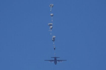 القيادة المركزية الامريكية تعلن تنفيذ عملية الإنزال الجوي العاشرة للمساعدات على غزة