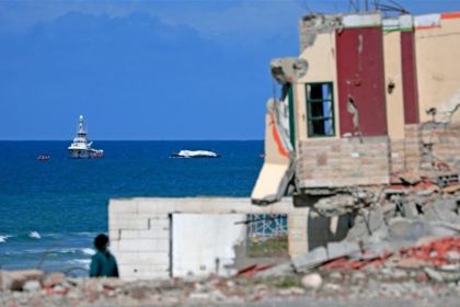 الامارات تعلن وصول أول سفينة مساعدات إنسانية إلى قطاع غزة