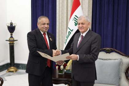 رئيس الجمهورية يسلم بدر محمود الفحل المرسوم الخاص بتعيينه محافظا لصلاح الدين