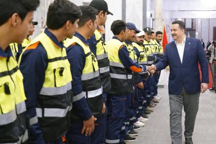 السوداني يستضيف عدداً من عمّال النظافة في بغداد على مائدة الإفطار