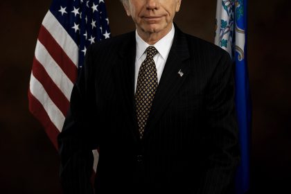 أكبر المؤيدين لغزو العراق.. وفاة السيناتور الأميركي السابق جوزيف ليبرمان