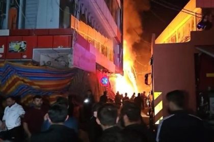 حريق يلتهم عدد كبير من المحال التجارية داخل سوق دهوك والدفاع المدني يتدخل