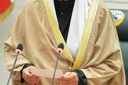 أمير الكويت يقبل استقالة الحكومة ويكلفها بتسيير الأعمال