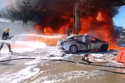 فرق الدفاع المدني تخمد حريقًا اندلع بمحطة وقود الرميثة في المثنى