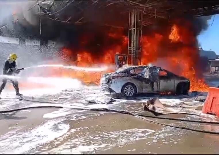 فرق الدفاع المدني تخمد حريقًا اندلع بمحطة وقود الرميثة في المثنى