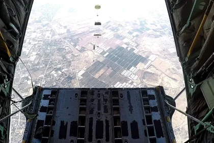 القيادة المركزية الأمريكية تعلن إسقاط مساعدات إنسانية على غزة