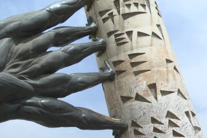 نصب "انقاذ الثقافة" مشوه بعبارات الطائشين والعابثين