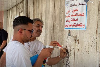 بلدية الكرادة تغلق عشرات المحال التجارية بسبب تجاوزهم على ارصفة الشوارع الرئيسة.. صور