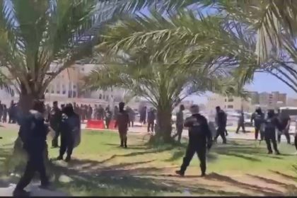 بالفيديو.. الخريجون الإداريون يتظاهرون أمام مبنى محافظة النجف للمطالبة بالتعيين وقوة أمنية تعتقل ممثلهم