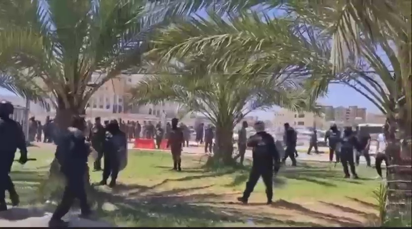 بالفيديو.. الخريجون الإداريون يتظاهرون أمام مبنى محافظة النجف للمطالبة بالتعيين وقوة أمنية تعتقل ممثلهم