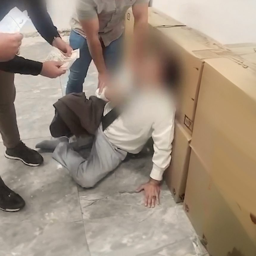 النزاهة تطيح بمدير مركز الشيب الحدودي متلبساً بجريمة الرشوة