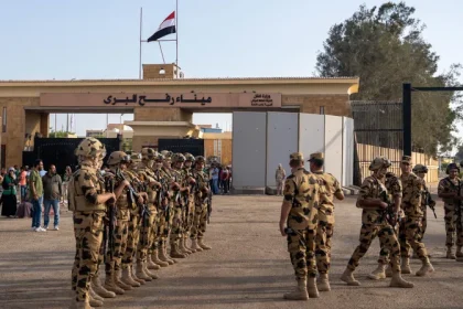 جنود مصريون يطلقون النار على قوة إسرائيلية داخل معبر رفح