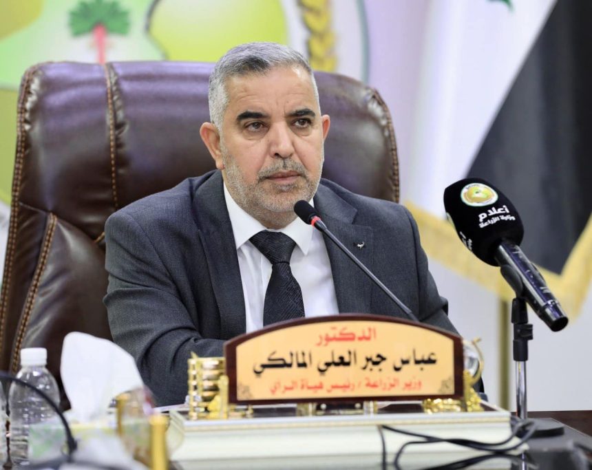 وزير الزراعة يعلن التعاقد مع شركات عالمية على شراء اكثر من 11 ألفاً مرشة