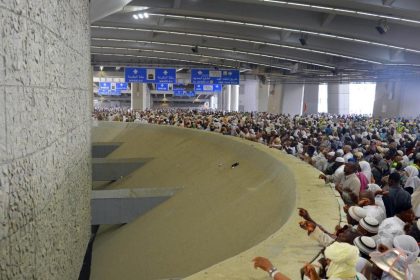 الحجاج يستقرون في "منى" في أول أيام التشريق لرمي الجمرات