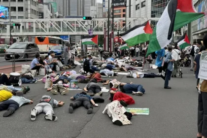 بالأحذية والملابس الملطخة بالدماء.. متظاهرون هولنديون ويابانيون وسويديون ينددون بمجازر الاحتلال في غزة