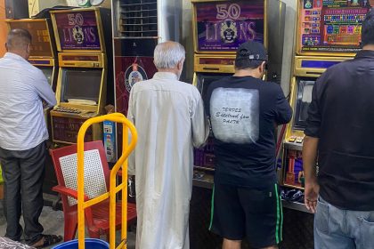 ضبط قاعة قمار داخل منزل واعتقال صاحبه مع 15 شخصًا في منطقة الكرادة وسط بغداد