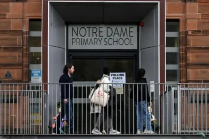 إغلاق مراكز الاقتراع في الانتخابات البريطانية وبدء فرز الأصوات
