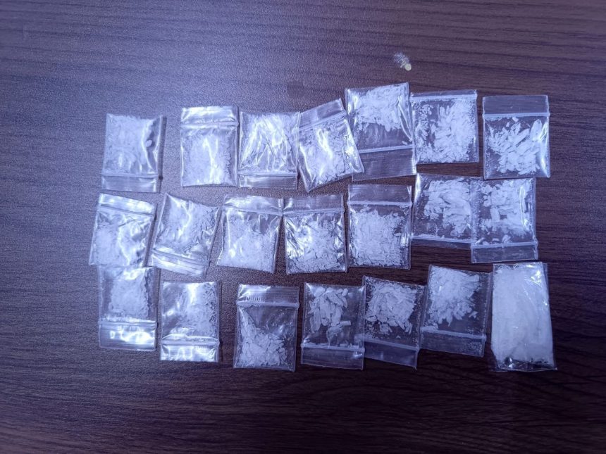 شرطة الكرخ تعتقل تاجري مخدرات وبحوزتهما ٢٠ كيسا من الكريستال في العطيفية ببغداد