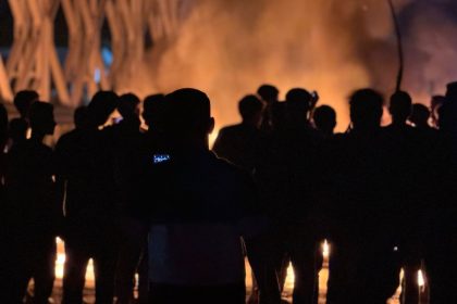 النجف.. قطع للطرق وتظاهرات ليلية يشهدها قضاء المشخاب بسبب تردي تجهيز الكهرباء