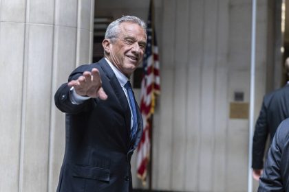 "روبرت كينيدي" يقدم طلبًا رسميًا لسحب ترشيحه من السباق الرئاسي في الولايات المتحدة