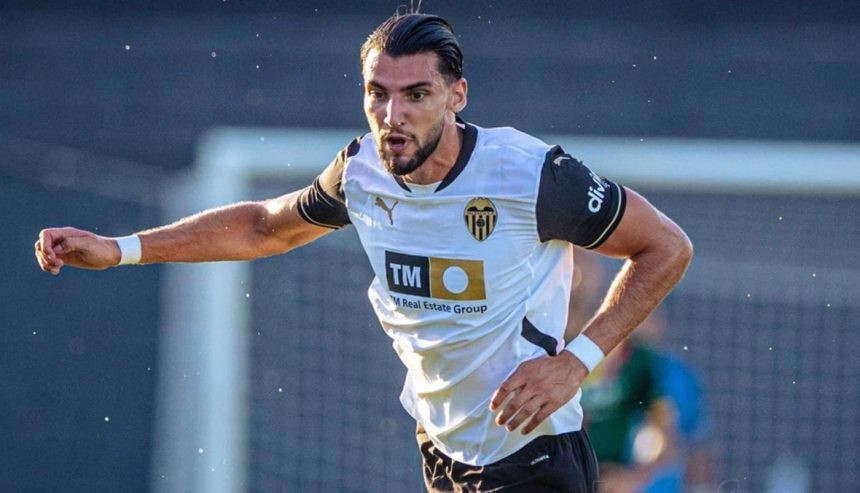 اعتقال مهاجم نادي فالنسيا "رافا مير" بتهمة الاعتداء الجنسي