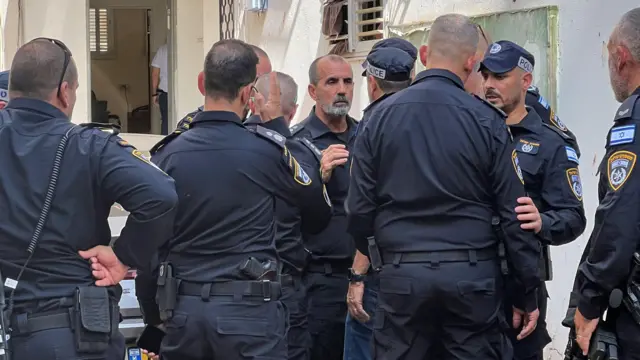 اعلام عبري: 3 إصابات بحادثة طعن في "كركور" قرب حيفا