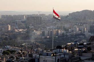 إعلام سوري: تواصل الغارات على مواقع "هيئة تحرير الشام" والفصائل في إدلب وحماة