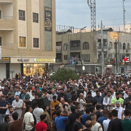 بالصور.. جموع المصلين يقيمون صلاة العيد بالطرقات والحدائق بعد أوامر الوقف السني بغلق المساجد