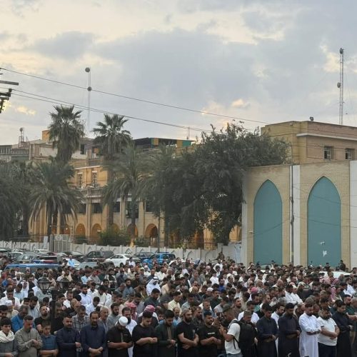 بالصور.. جموع المصلين يقيمون صلاة العيد بالطرقات والحدائق بعد أوامر الوقف السني بغلق المساجد