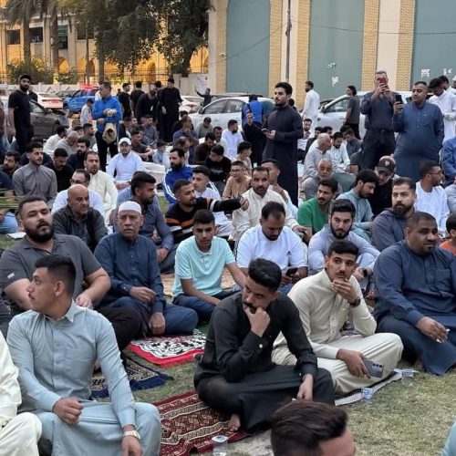 بالصور.. جموع المصلين يقيمون صلاة العيد بالطرقات والحدائق بعد أوامر الوقف السني بغلق المساجد